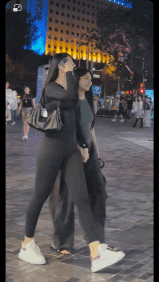 你信吗？
她一脚能踹死牛！
虽胖却不臃肿，
腿粗但很健壮！
感觉她
浑身有使不完