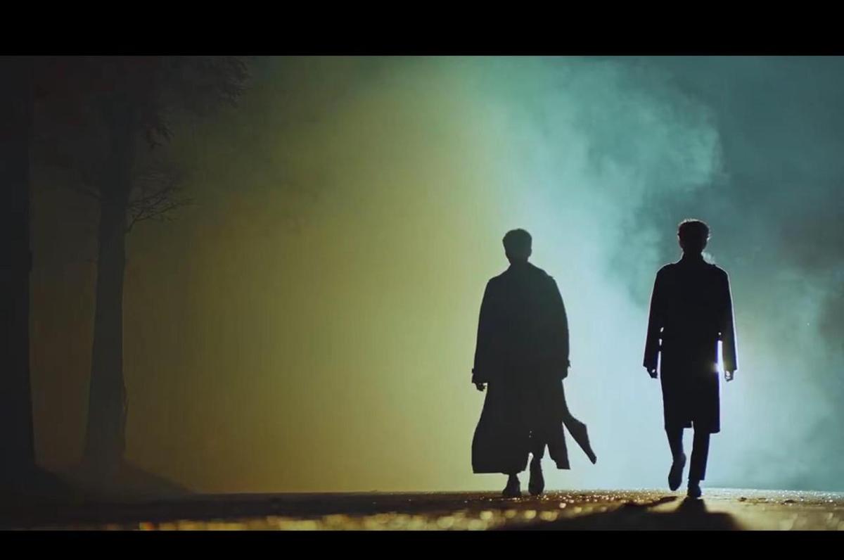 秋冬一到，人就忍不住点开《鬼怪》。
不是想看鬼，是想看孔刘走路带风的样子。
十年