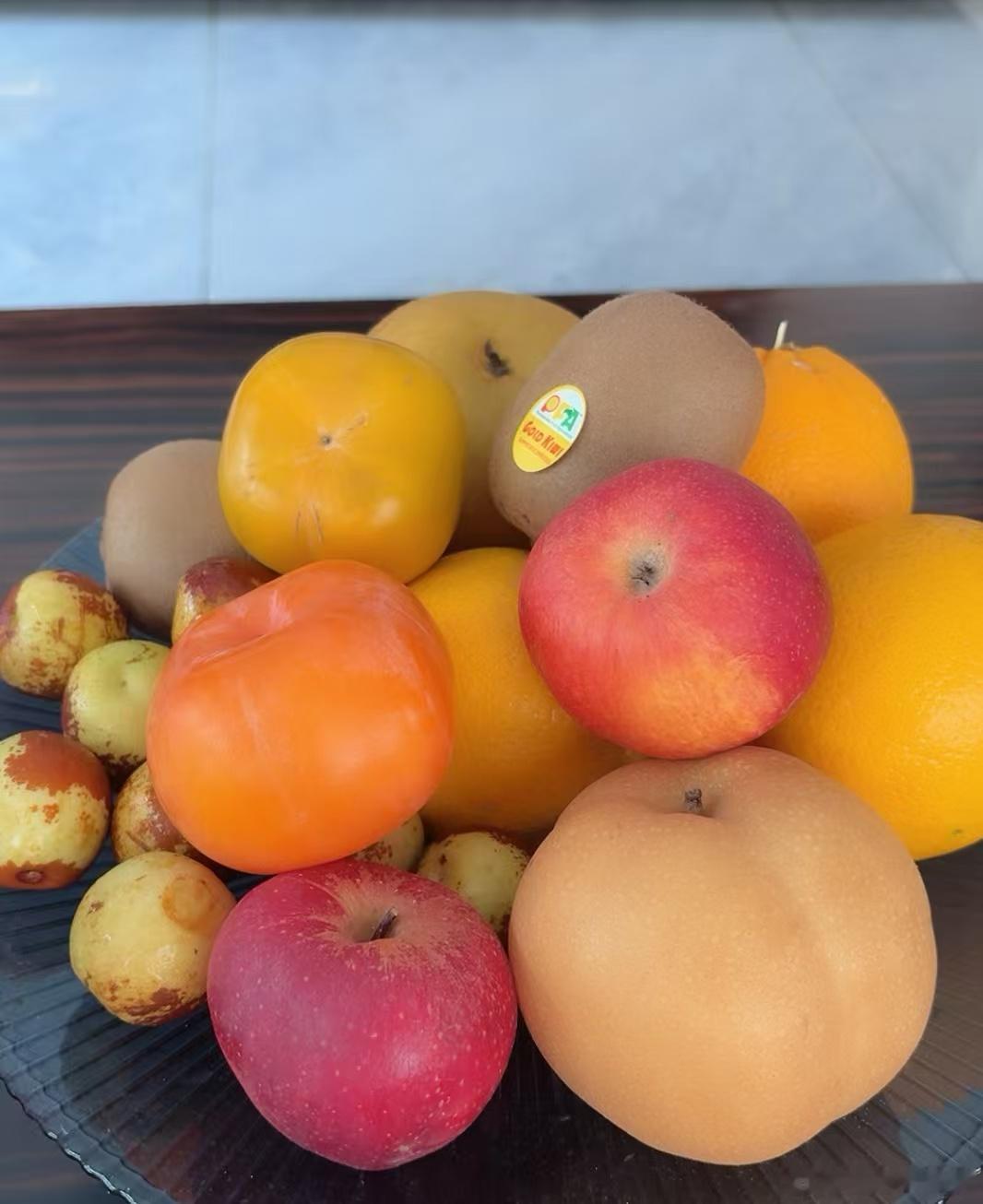 瞟了一眼茶几上的这盘水果，色彩缤纷，忽然记起孩子四年级学过的古诗句“一年好景君须