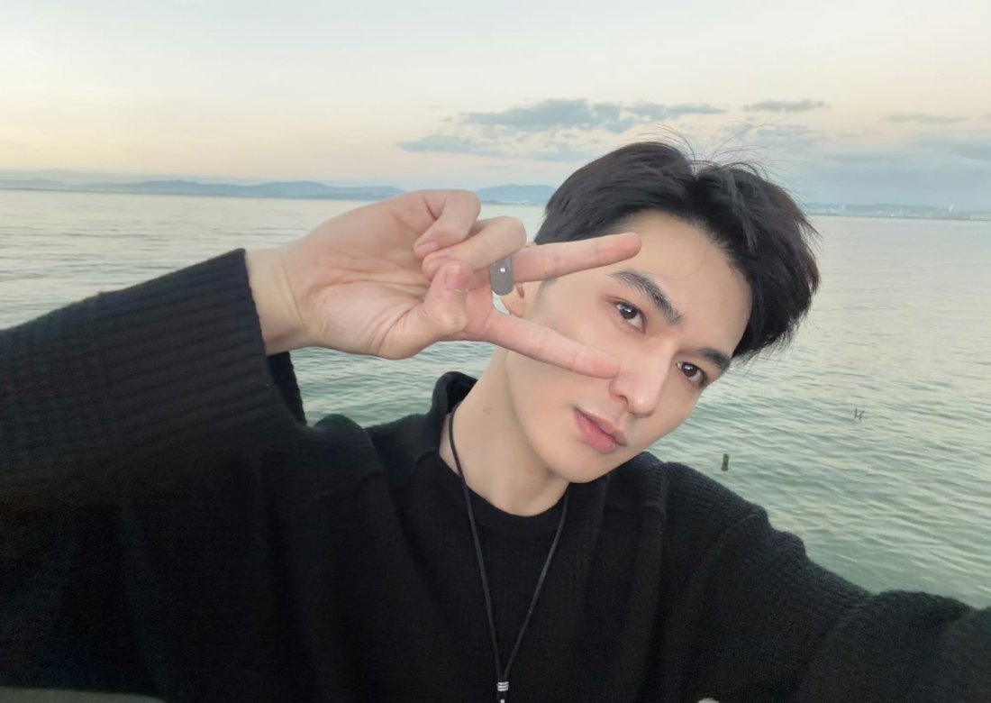 这下可以换朋友圈新背景了 和朱正廷一起拥抱大海