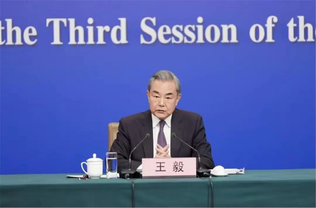 特朗普这波操作确实让人摸不着头脑。要知道四年前他可是挥舞着关税大棒，对中国商品加