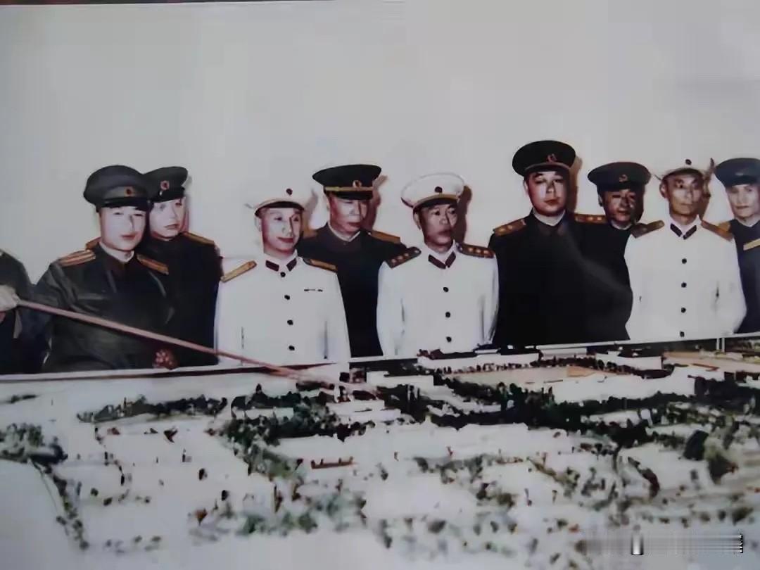 1957年，粟裕大将（左三）与陈士榘上将（左四），邓华上将（左五），王尚荣中将等