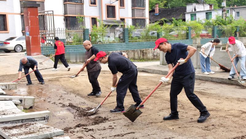 旺苍县水磨镇组织机关干部开展雨后环境整治志愿服务活动
 
近日，旺苍县水磨镇组织