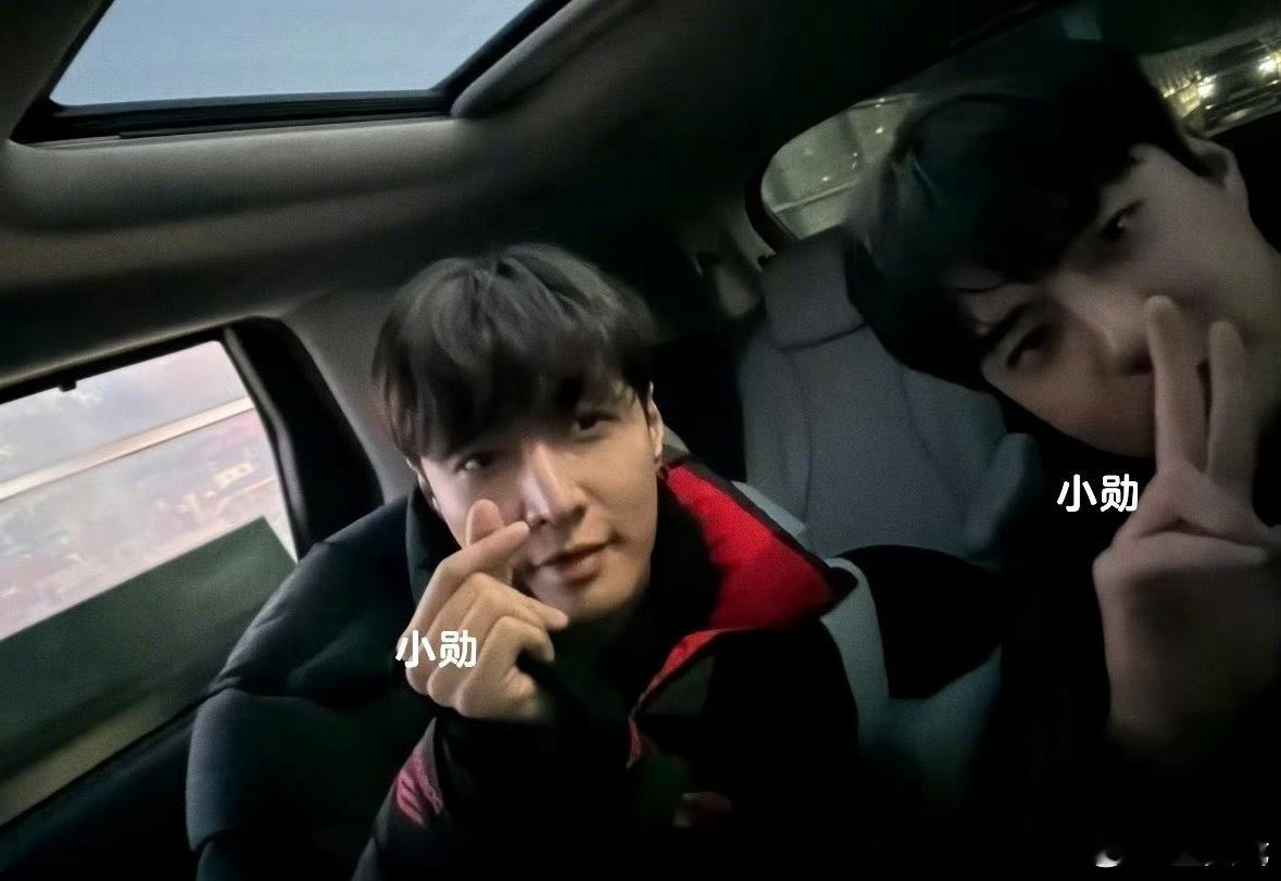 吴世勋泡泡晒了与张艺兴的合照，好兄弟！