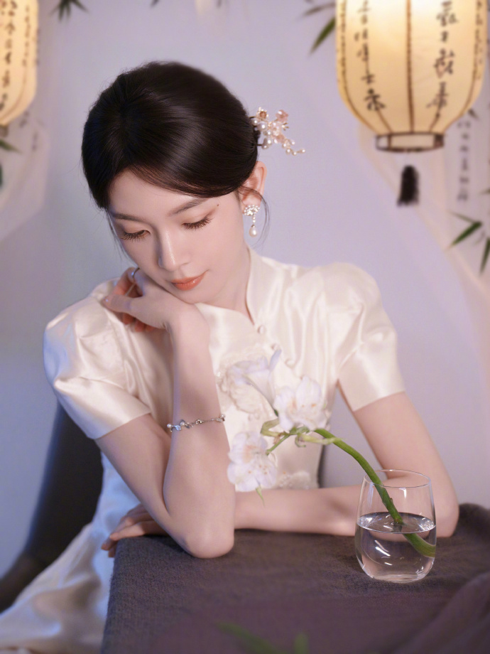 陈瑶白色新中式陈瑶新中式美成啥样了 白色新中式好温婉，太适合她了 