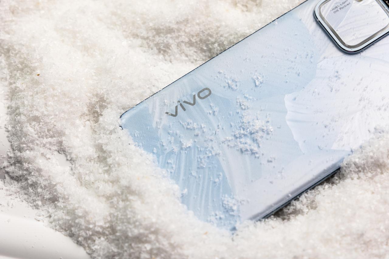 刚下飞机，你们怎么都在发vivo S18？巧了，刚好我也有，来看看vivo S1