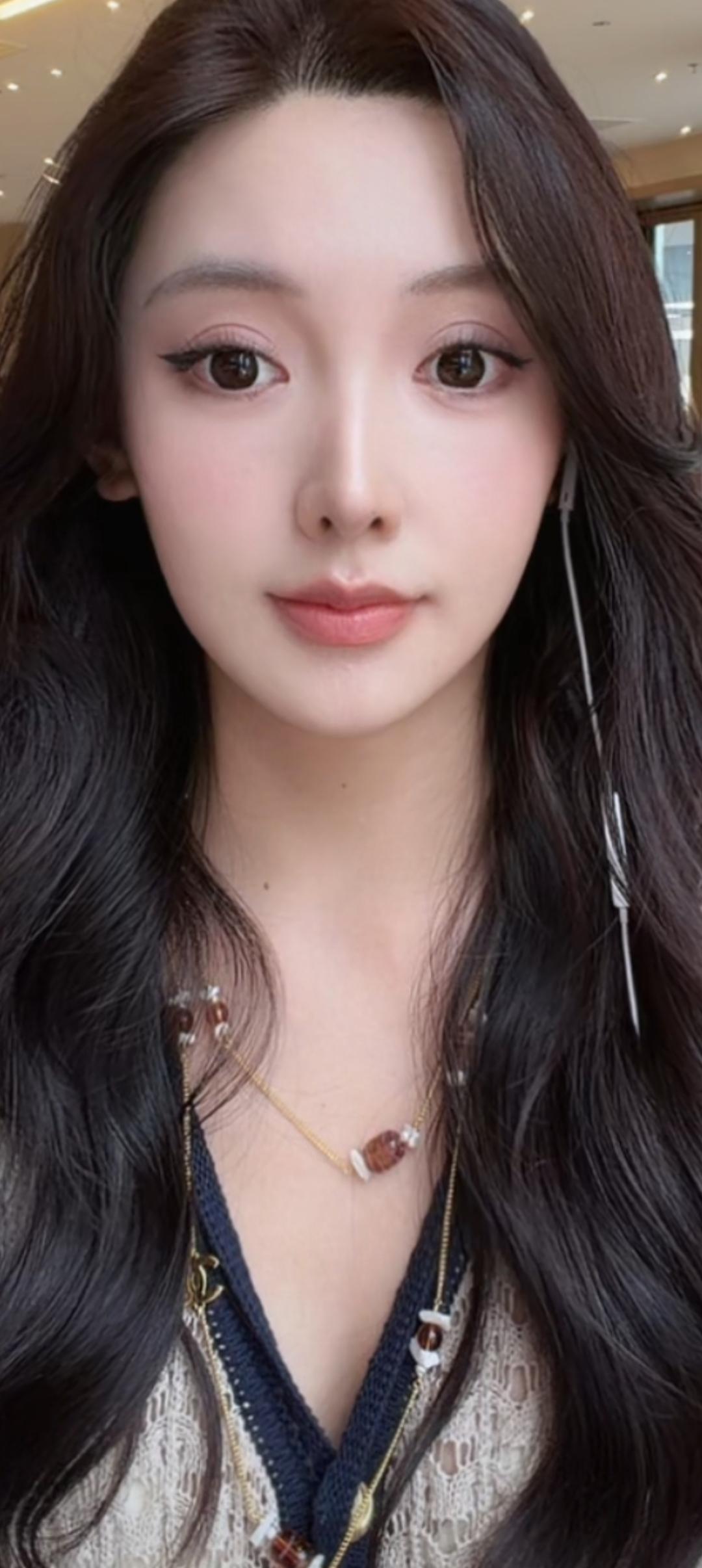 长发妹子佩戴着漂亮项链。