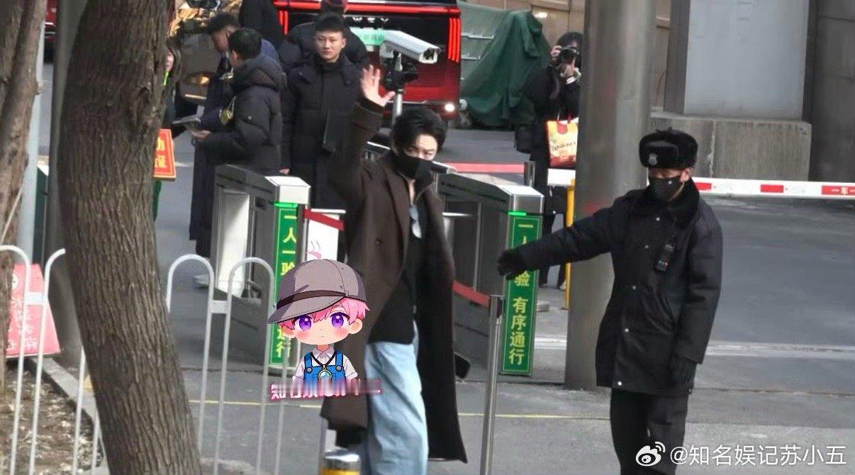 刘宇宁带妆参加春晚第四次联排刘宇宁马年春晚第四次带妆联排 刘宇宁带妆参加春晚第四