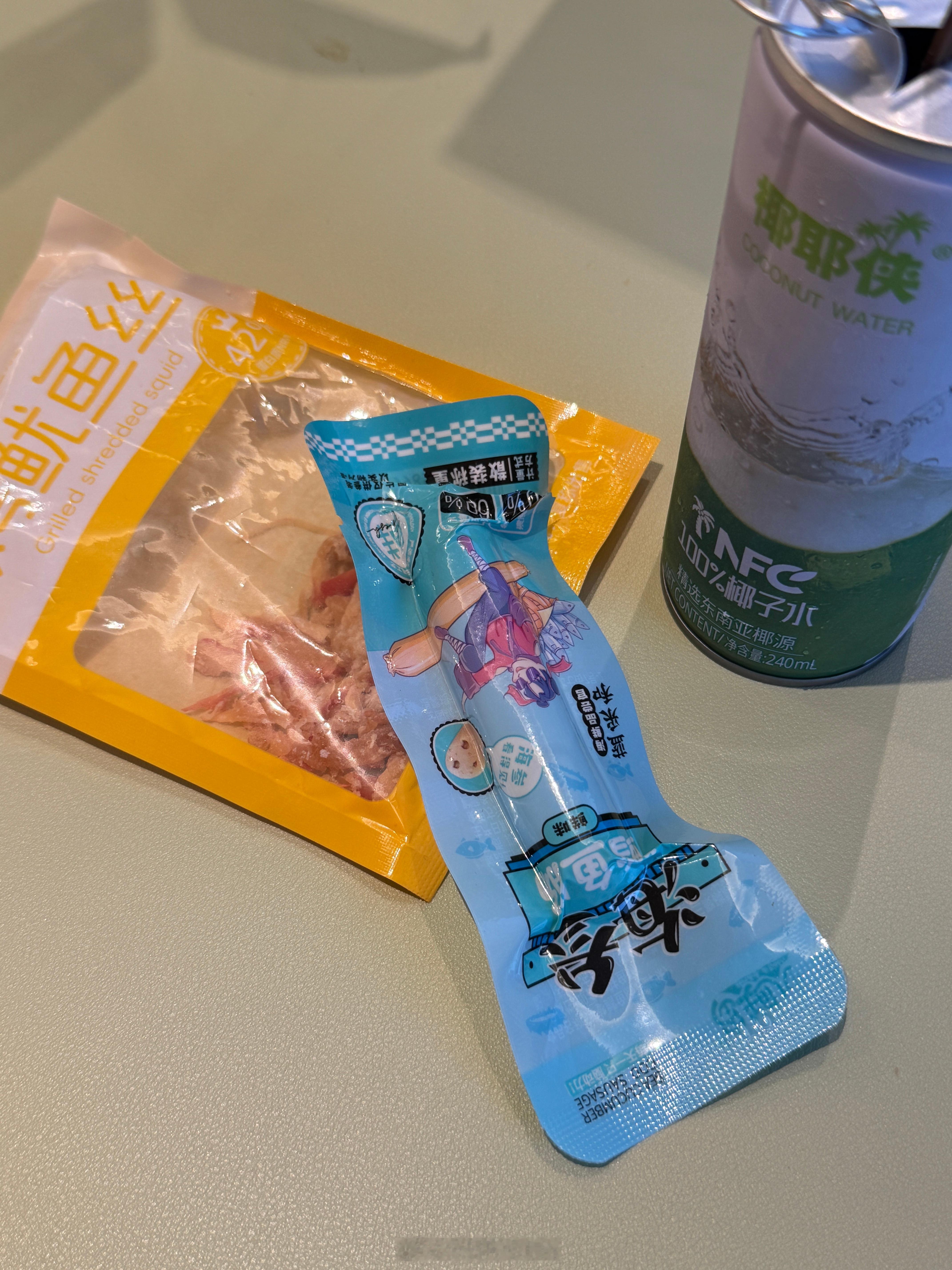 吃完两袋小零食了哥还回家吃饭嘛 