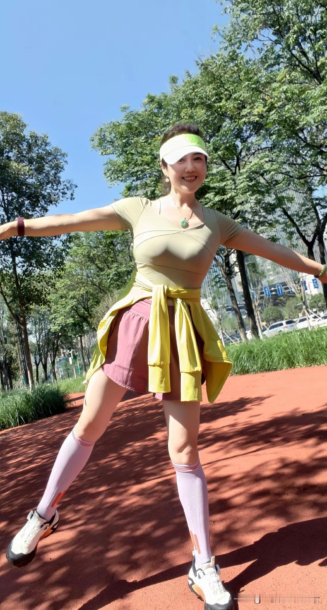 为什么好多的女人
总喜欢徒步
总喜欢往外面跑
难道她们那么有钱嘛
天天不上班
谁