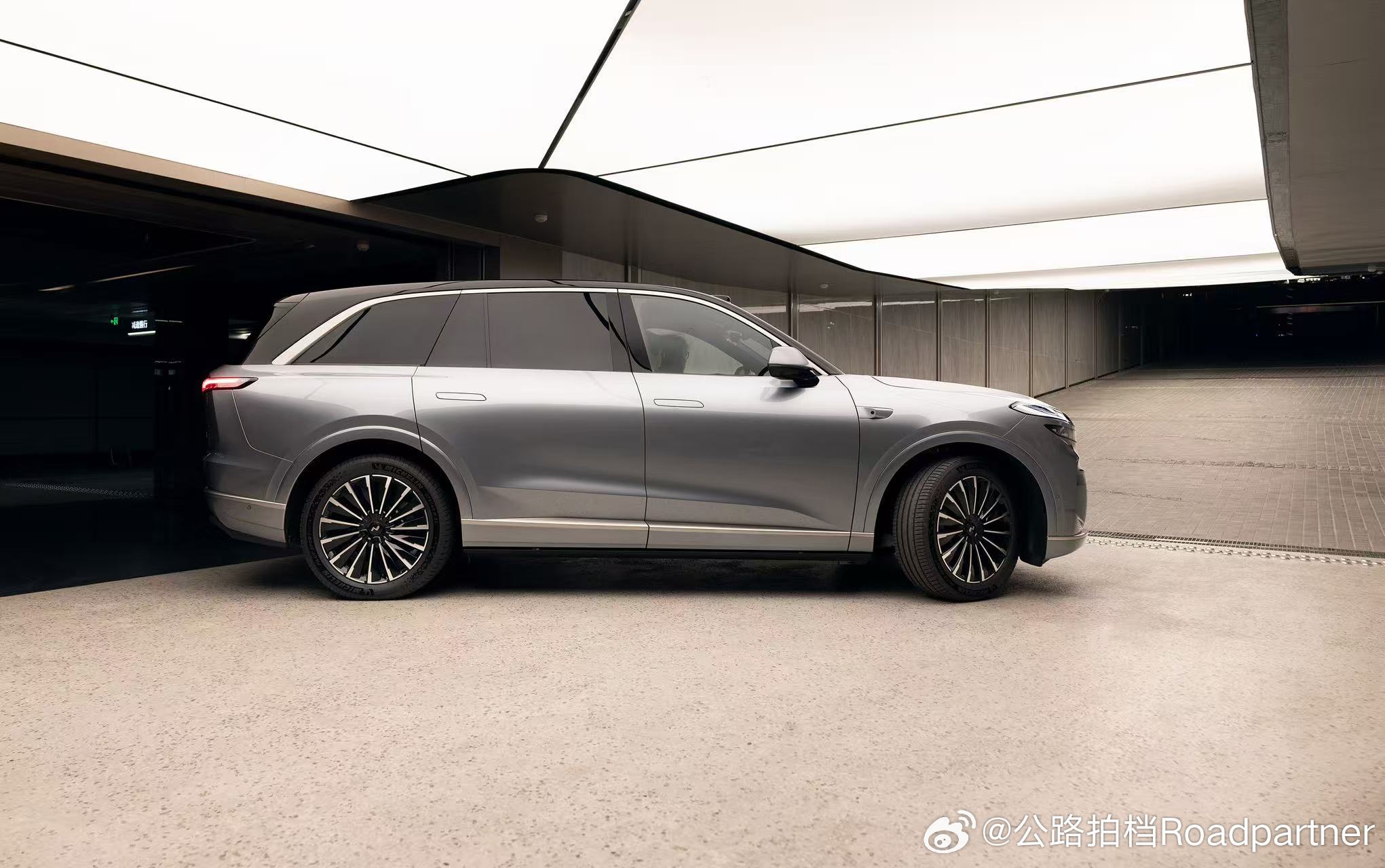 嗯？在车友群里看到一张双色车身的乐道L90，这轮毂从来没见过啊这不会是传说中的激