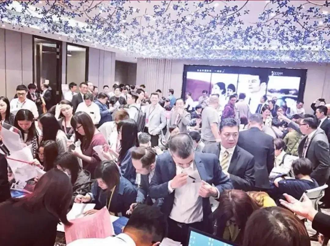 【香港楼市真香】
香港某楼盘200套，国人4000人去抢。
目前香港楼市下跌，引