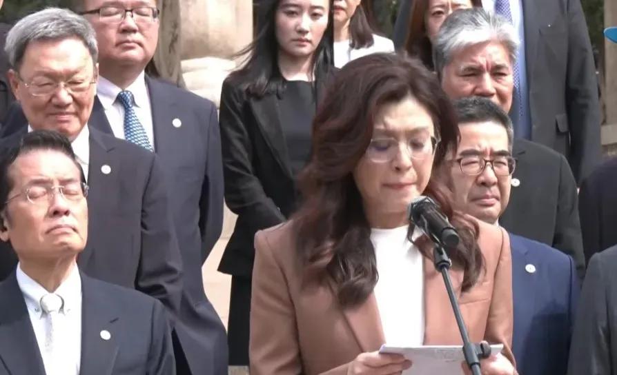 尹乃菁陪同郑丽文访问大陆，从媒体拍到的照片中，很难看到尹乃菁的影子，可能就是郑丽