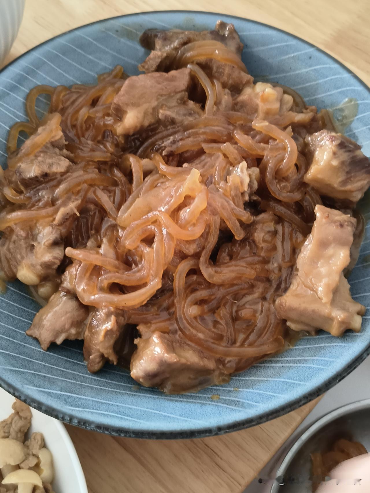 天气很凉的时候，
就很想吃肉[捂脸][捂脸]

是不是要长胖的节奏啊[笑哭]
