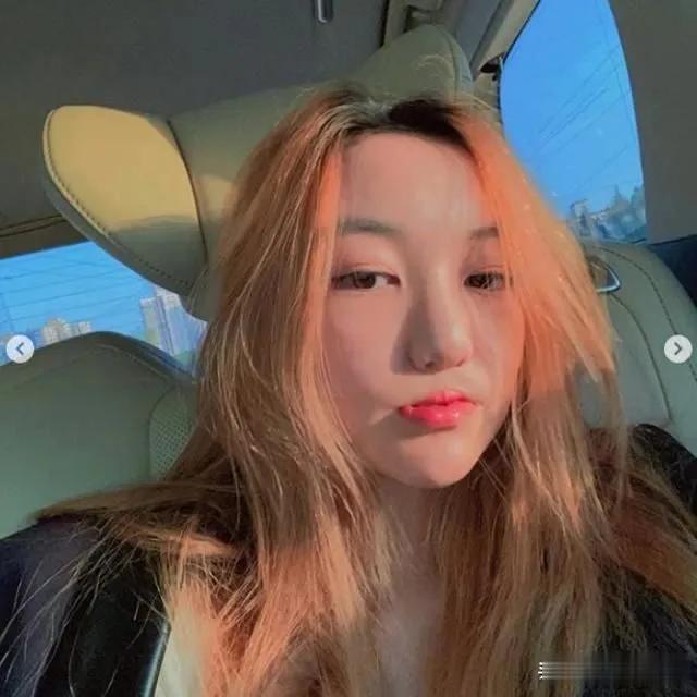 现在的李嫣美的都认不出来，女大十八变。
越长大越好看。
小时候的李嫣长得很像她爸