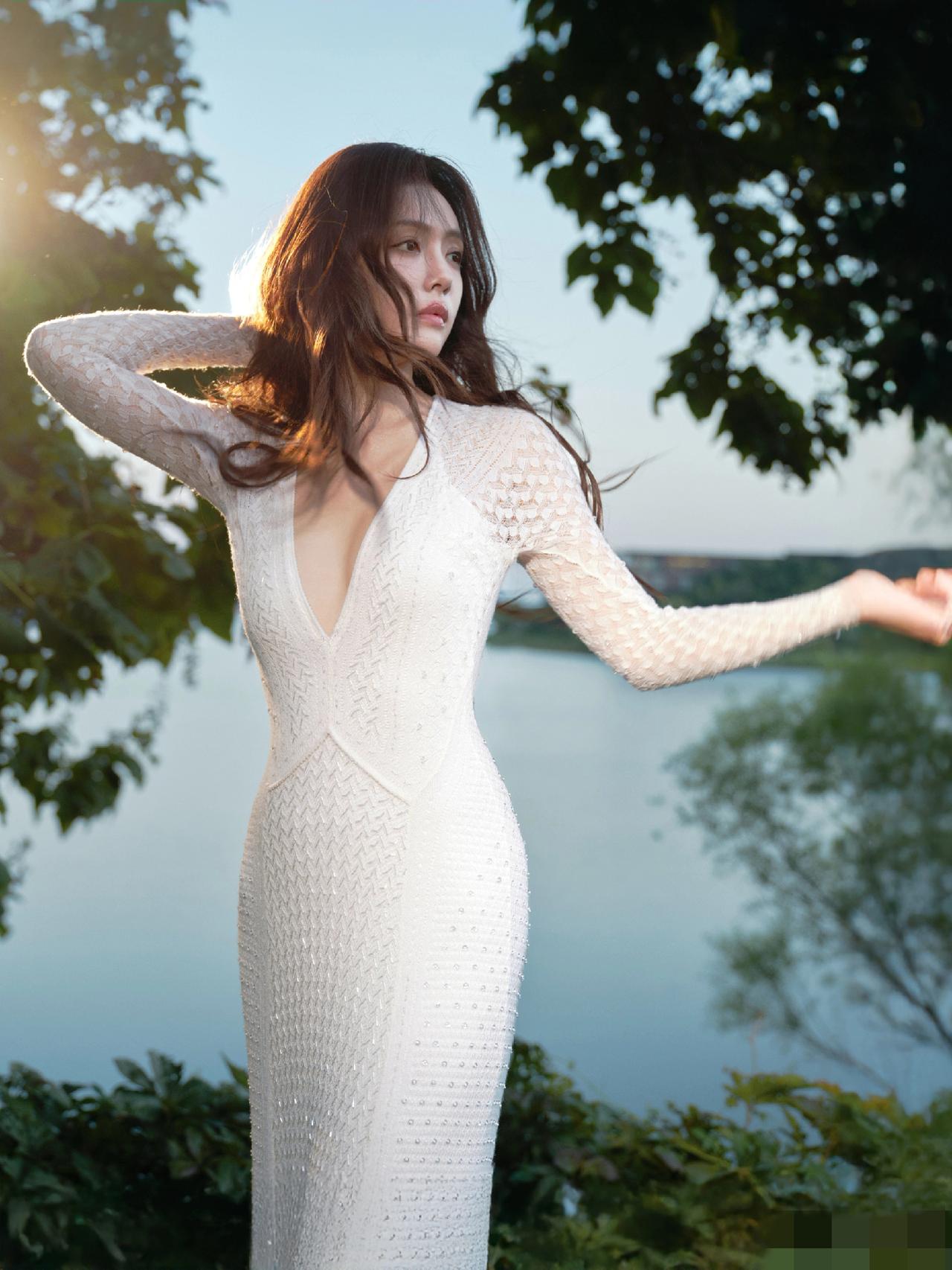 内娱纯欲天花板再添名场面！蔡文静这组湖畔白裙大片，美到失语！

深V设计勾勒出优