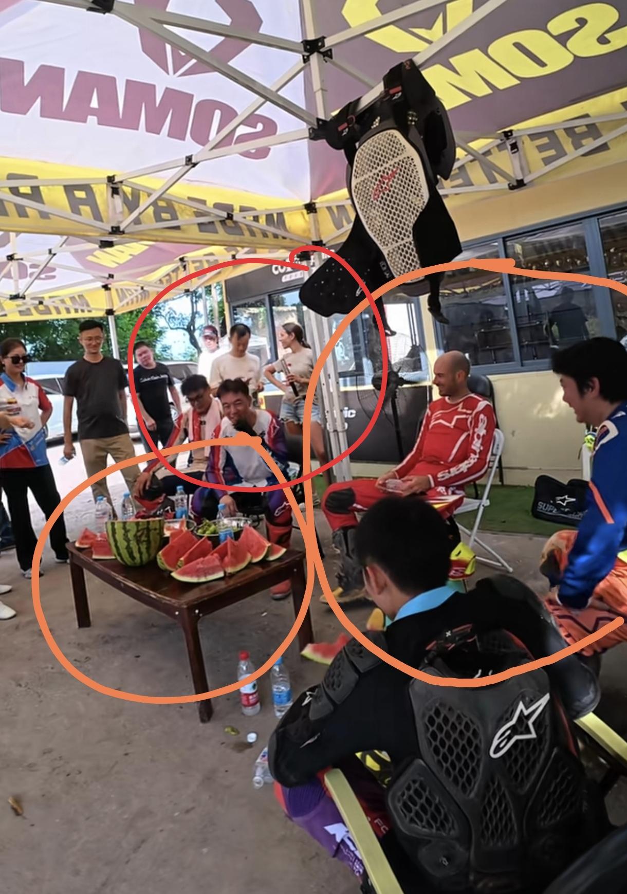张雪跟德比斯的线下见面会，张雪给足了德比斯面子，不但让他坐C位，众星捧月般把他捧