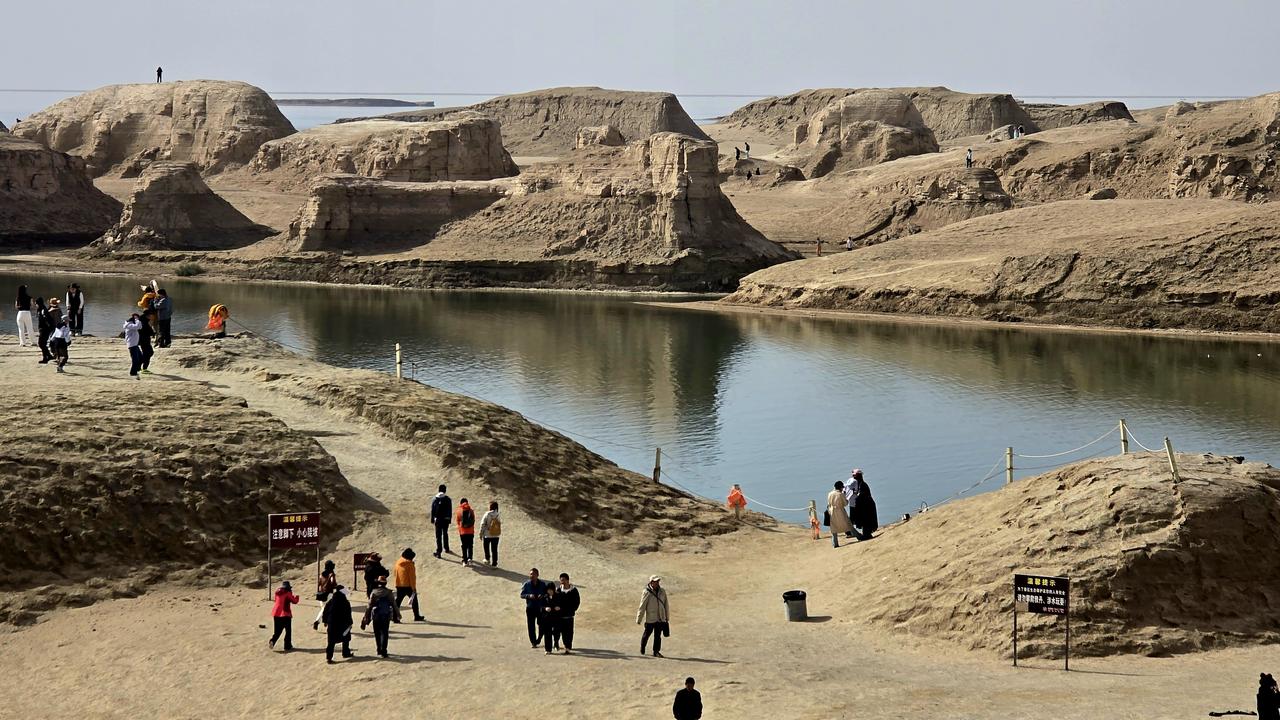 乌素特水上雅丹地质公园，是国内独有的水上雅丹地貌，当地人唤它鸭湖。它静卧于青海柴