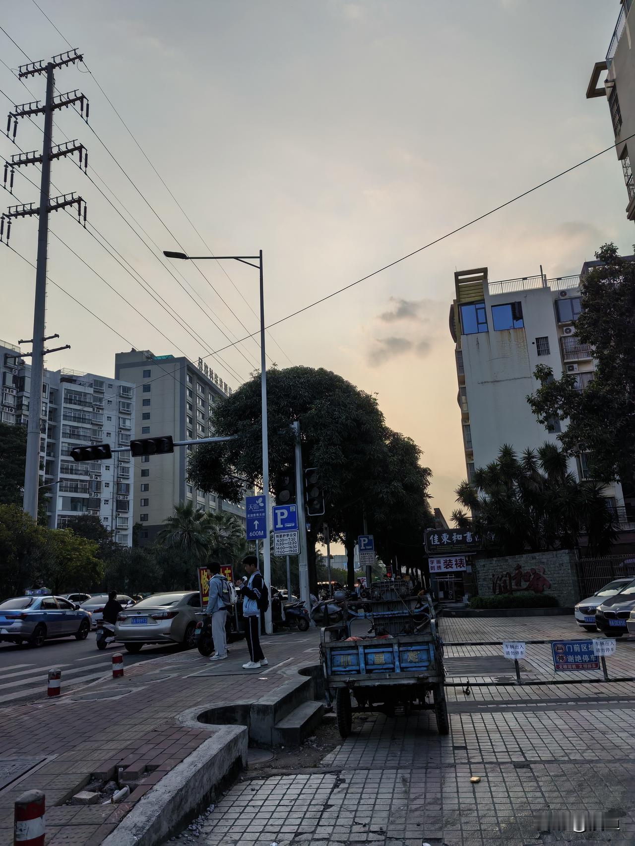 我姐今晚和我说了一件事情
今晚她出门诊

有个女家长带孩子来开病愈证明，说来也挺