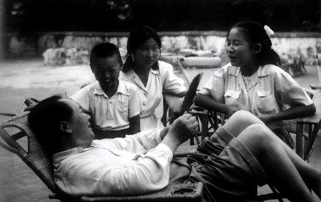 毛主席一生，有两大遗憾，难以释怀。他亲口承认，他一生干了两件大事。台湾未归，他的