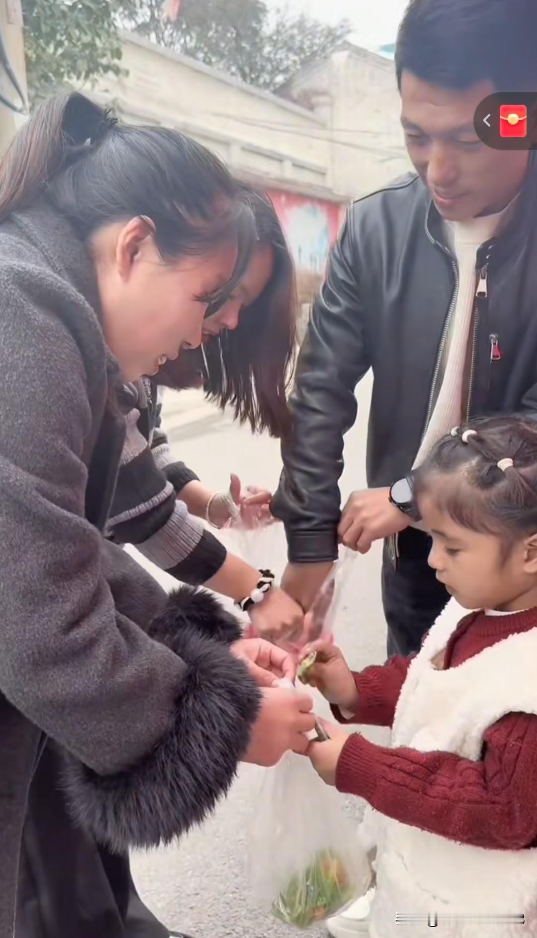 超群姐弟几人现在在网上遭到议论。皮一哥在直播间爆出超群姐弟之间的事情。让大家知道