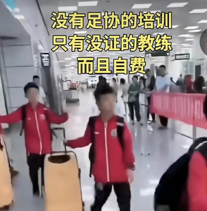 2026年6月8日，北京首都机场T3航站楼，14个刚在意大利拿了世界冠军的中国小