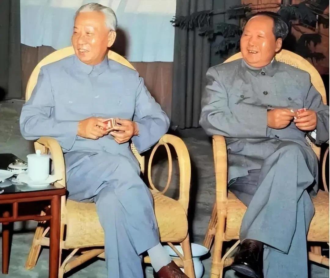 晴雨风说史晴雨风说史在众多革命领袖中，政治战略最接近毛主席的是刘少奇，而军事战略