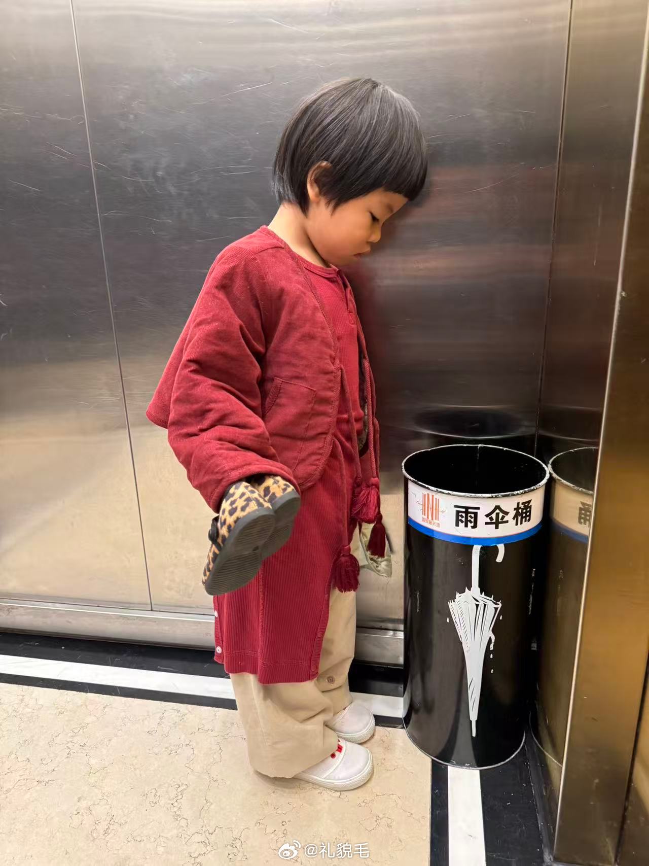 我们小素这么大一网红大素带孩子出门穿成这样一身的贵衣服搭在一起像流浪了半辈子