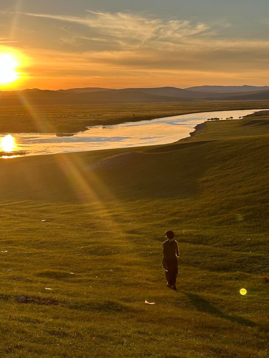 我要朝着我的目标，我要走我的路；我要超越过那些迟疑者和拖拖拉拉的人。｜尼采《查拉