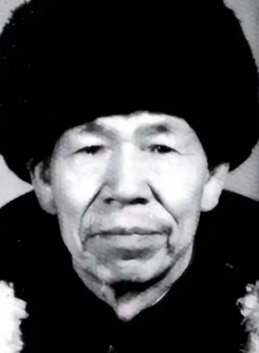 1955年，50岁的肖万世，爱上了地主家18岁的女儿，他上门提亲，却被地主厉声回