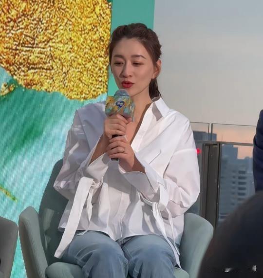 妈呀！好想知道李小冉是怎么保养的，48岁了还能有这样的状态，可不可以出个保养心啊