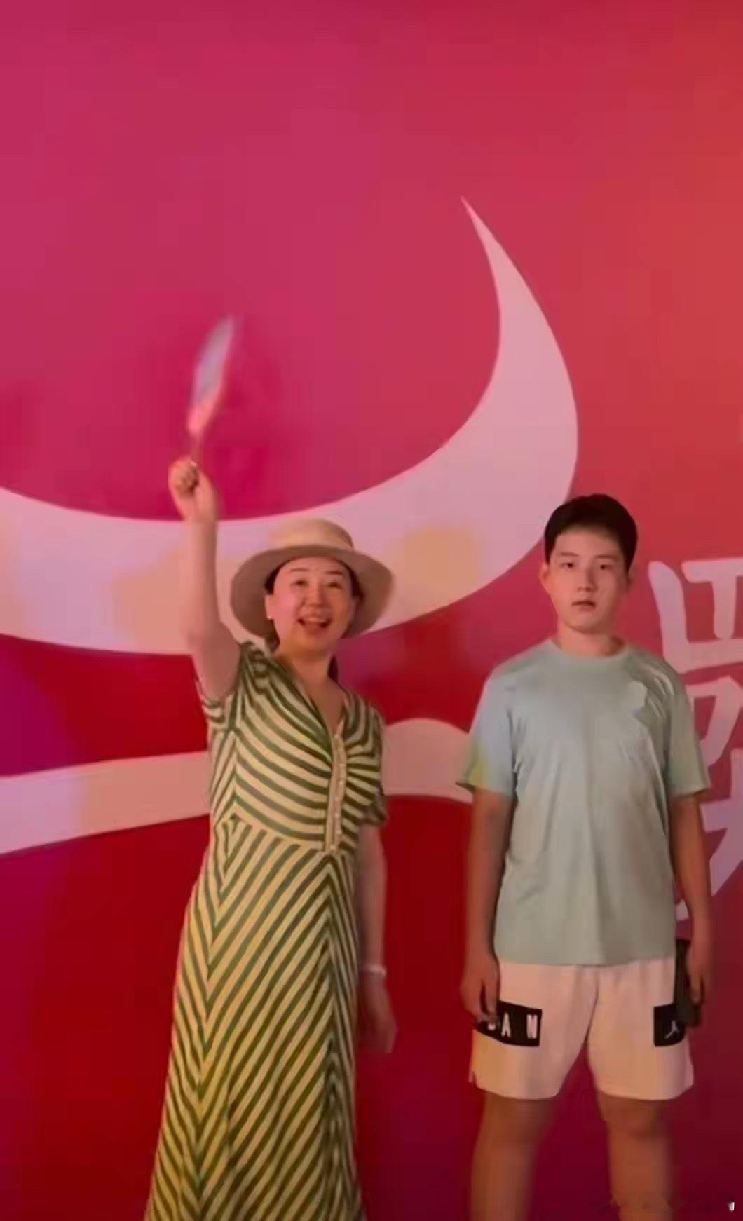关凌晒和儿子旅游合影，儿子高挑帅气已经比她高出半个头了！ ​​​