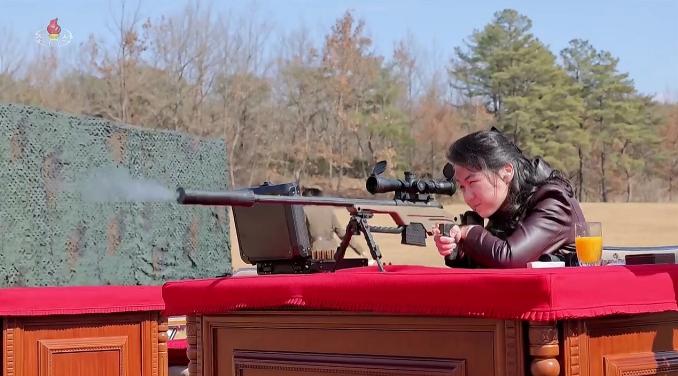 是谁在打把？还配的橙汁，太惬意了