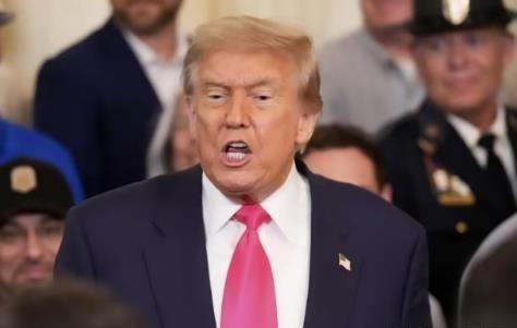 特朗普点名警告中国，发出一个前所未有重大威胁。
这则消息之所以震动全球，不仅因为