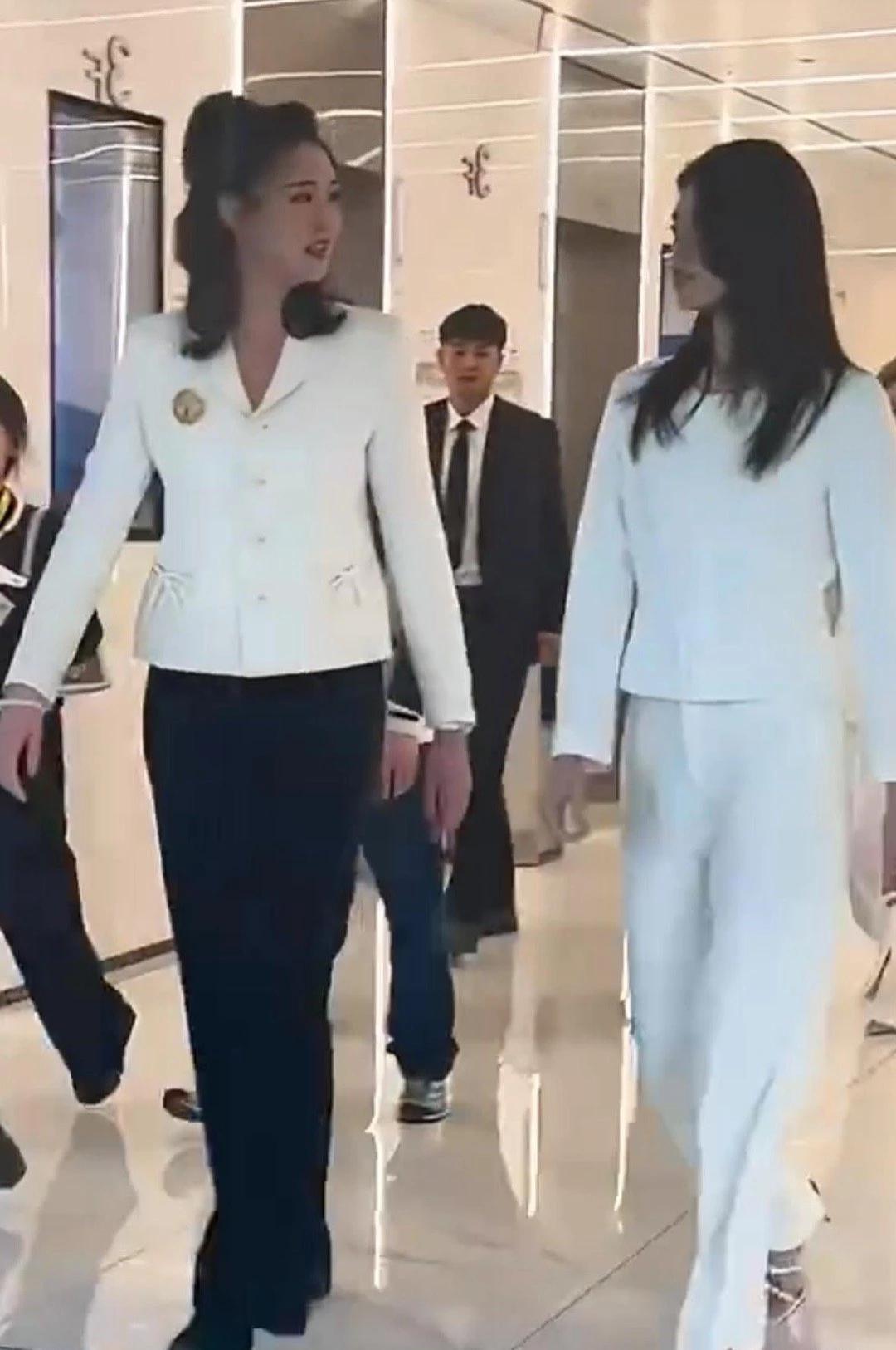 奚梦瑶碰上惠若琪，惠若琪195cm的大个子，让奚梦瑶才有点小鸟依人的感觉！！