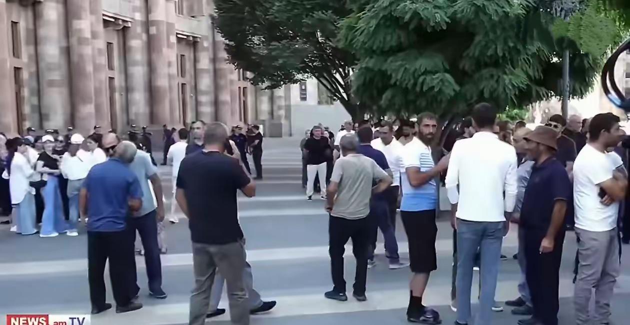 亚美尼亚养鱼户上街抗议——俄国市场大门关闭，政府承诺的其它出路不见成效。

别人