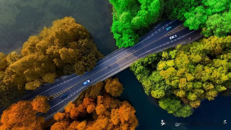 看到“春夏秋冬周而复始”这个上联，还挺有韵味的。我想到个下联“东南西北内有乾坤”