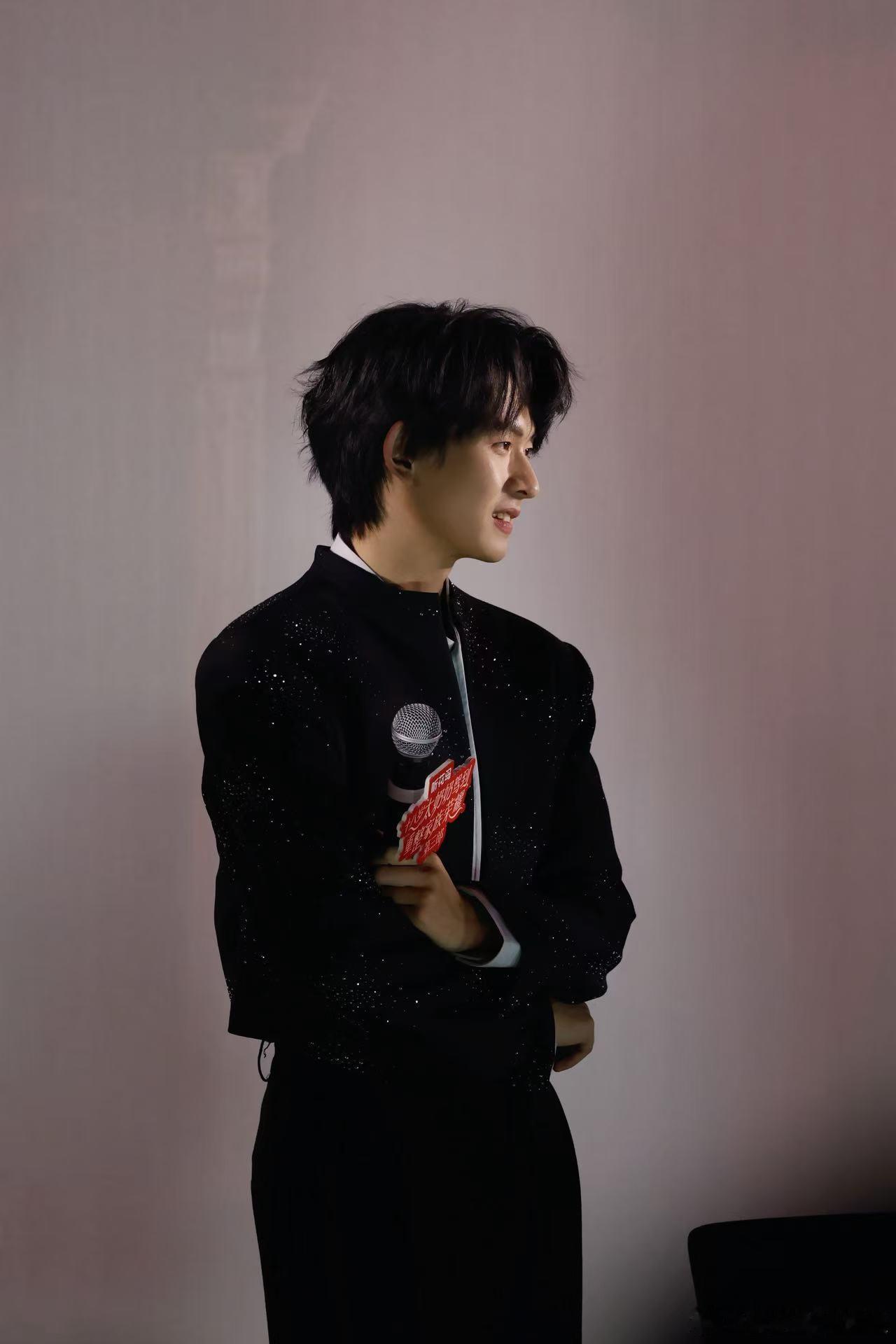 陈添祥这舞跳的曾辉眼里都有父爱了陈添祥的舞蹈虽然简单，却充满了童真和真诚。曾辉看