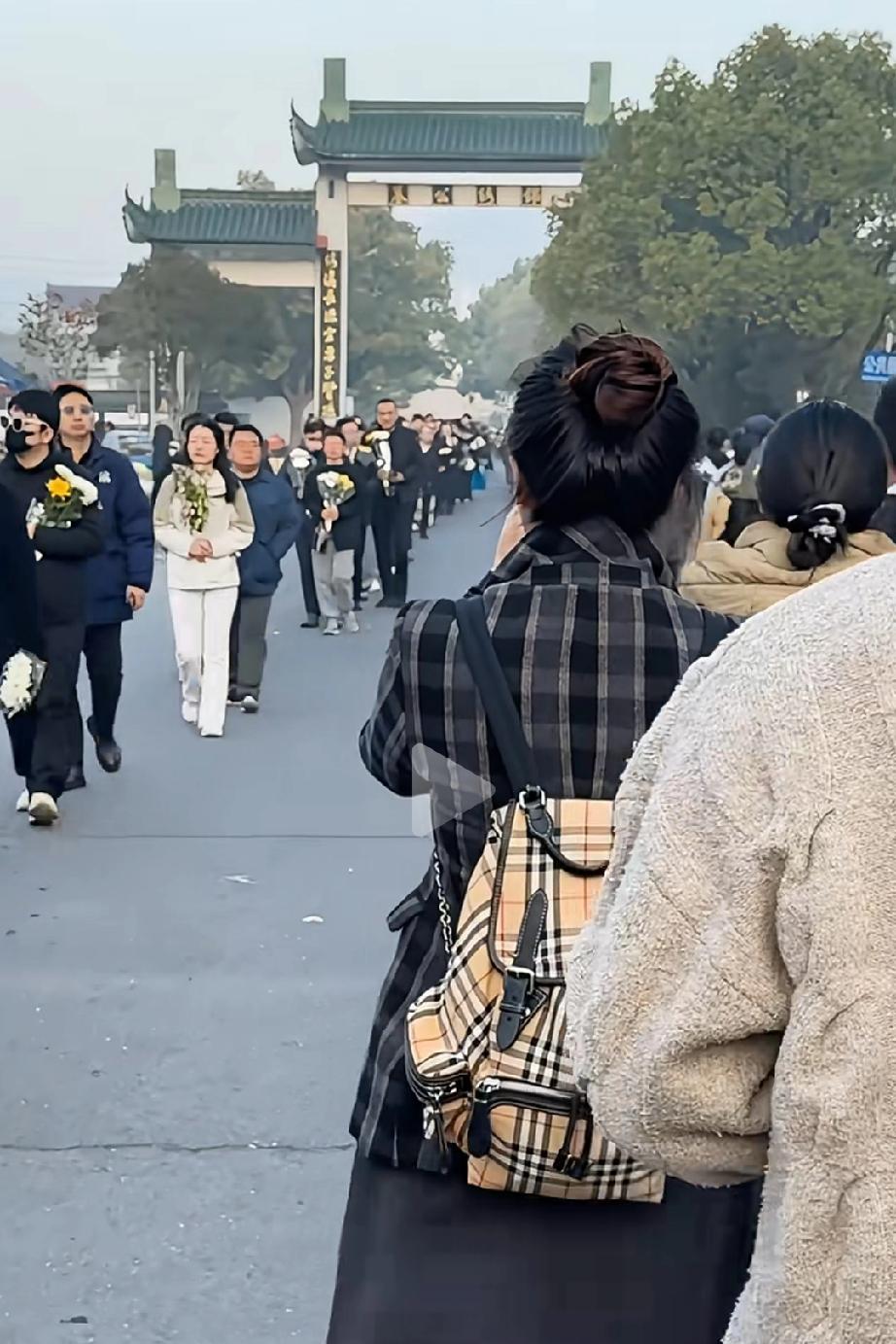 送别张雪峰老师！这前不见头，后不见尾的送别场面，是张先生应得的尊重！张雪峰老师一
