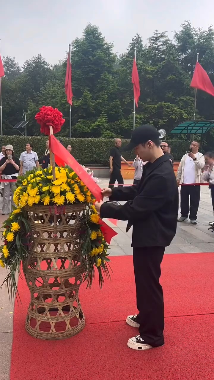 有网友偶遇张艺兴去韶山毛主席故居了张艺兴去了韶山毛主席故居张艺兴去毛主席故居缅怀