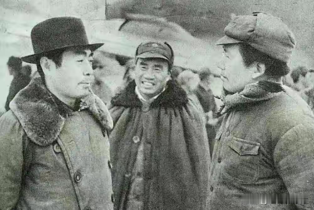 在转战陕北的风雪中，毛泽东、周恩来、朱德三位伟人并肩而立，于艰难险阻中运筹帷幄、