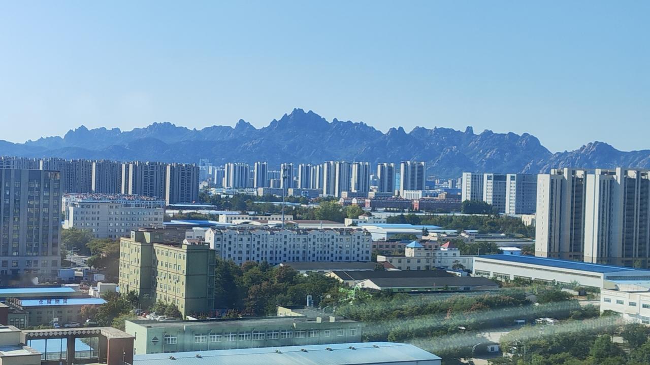 请问：业主自己花钱购买的地下车位，物业公司不让业主停车违法吗？他们有这个权力吗？