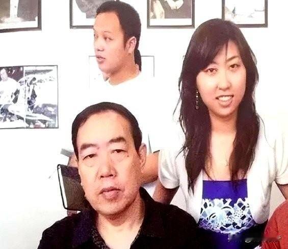 贾浅浅的丈夫贾少龙，这位一直藏在幕后的男人，履历终于被扒了个底朝天。

翻开时间