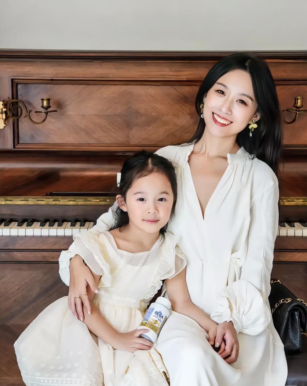 【🔥女儿摔碎商场30万玉镯，妈妈只说了一句话，店员当场傻眼！】

“咣当一声，