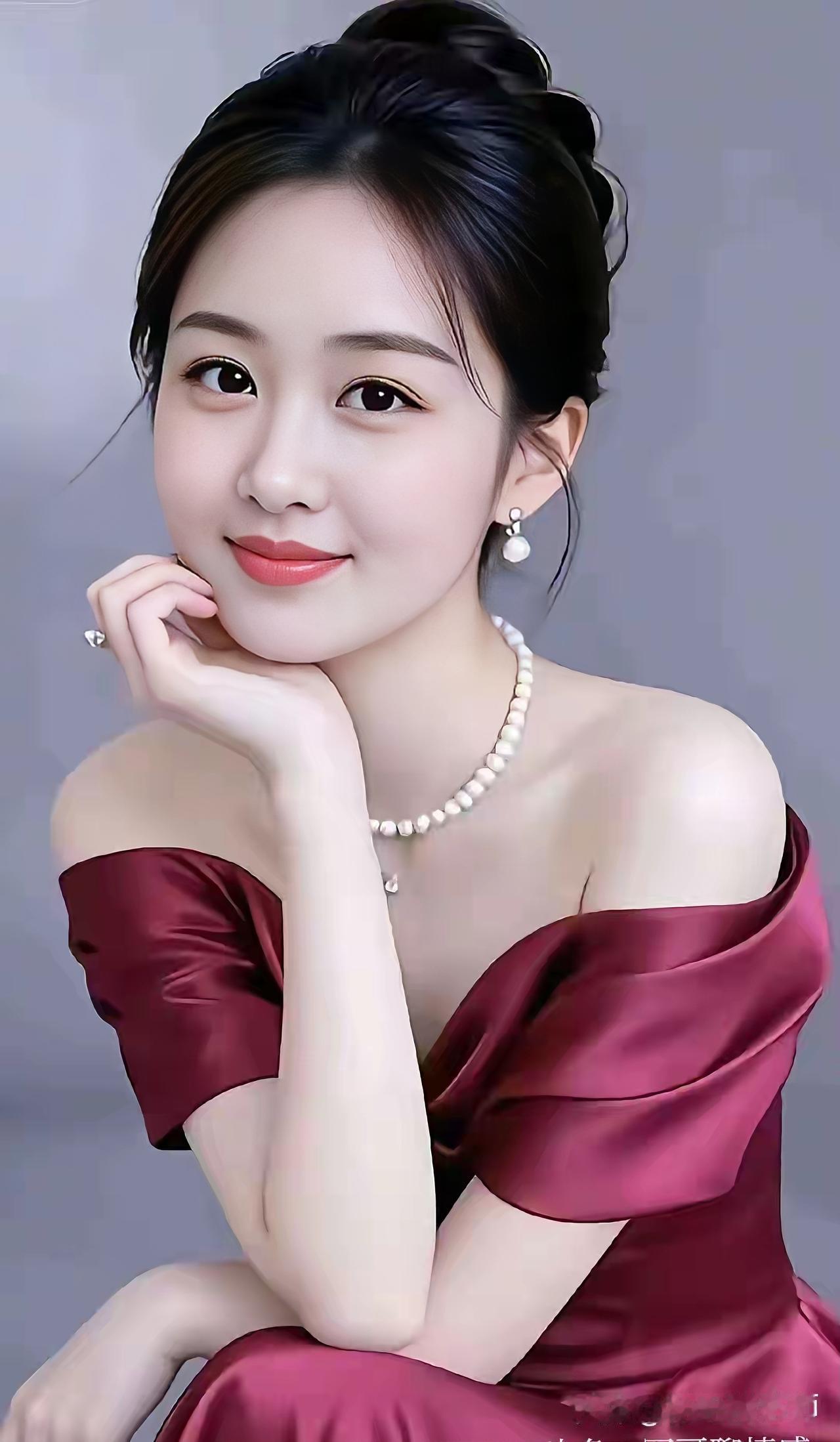 雅韵芳容
青丝高绾显端方，
酒红华服焕容光。
珍珠项链颈间耀，
耳坠莹白泛柔芒。
