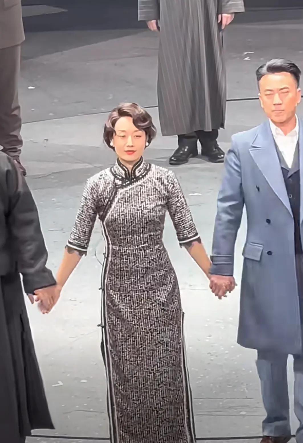 上海话剧艺术中心看到了马伊琍演话剧
虽然依然是短发，但是这个发型很适合她
加上穿