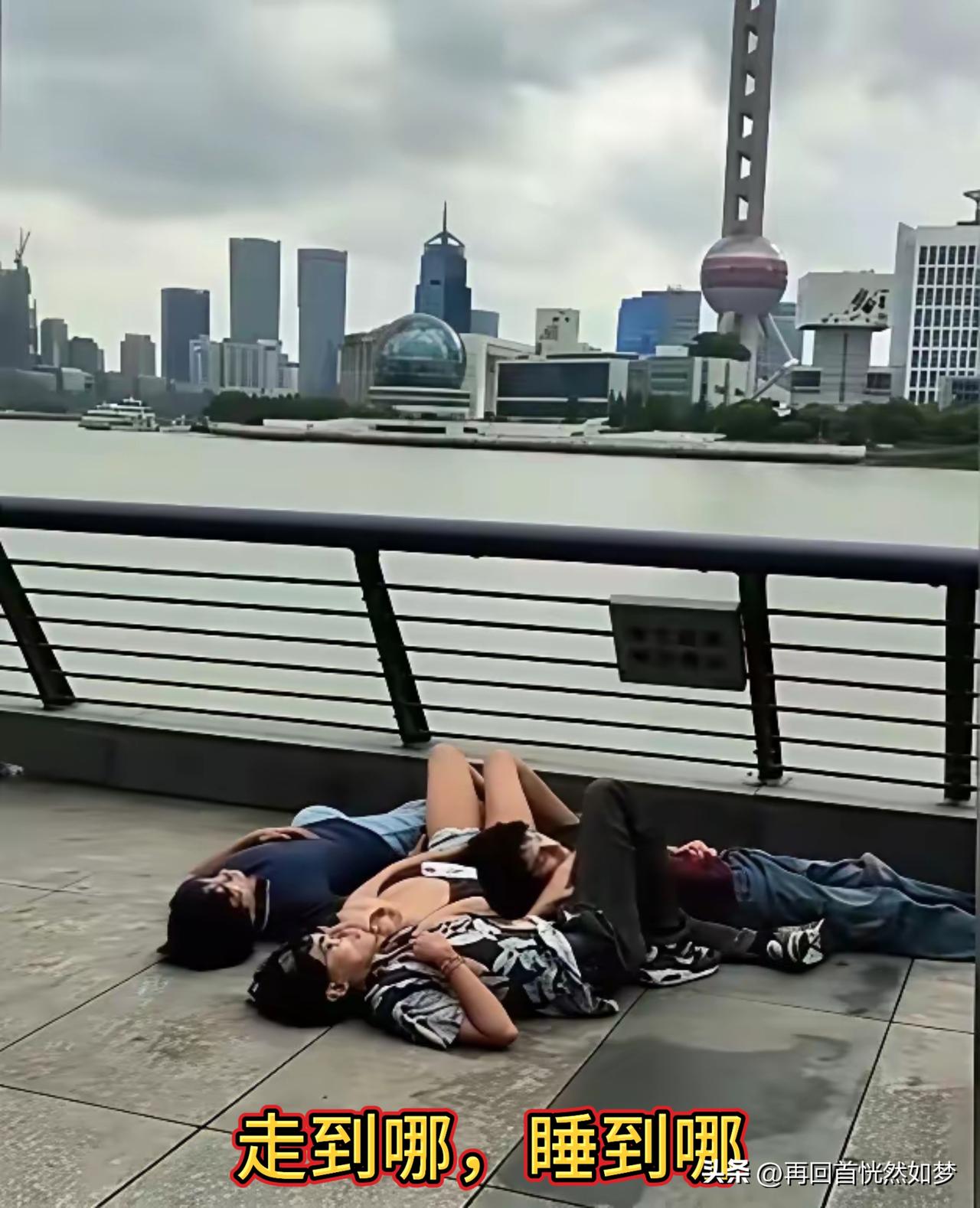 走到哪，睡到哪！近期有印度游客通过办签证来到我国旅游。
但是他们的一些陋习也带来