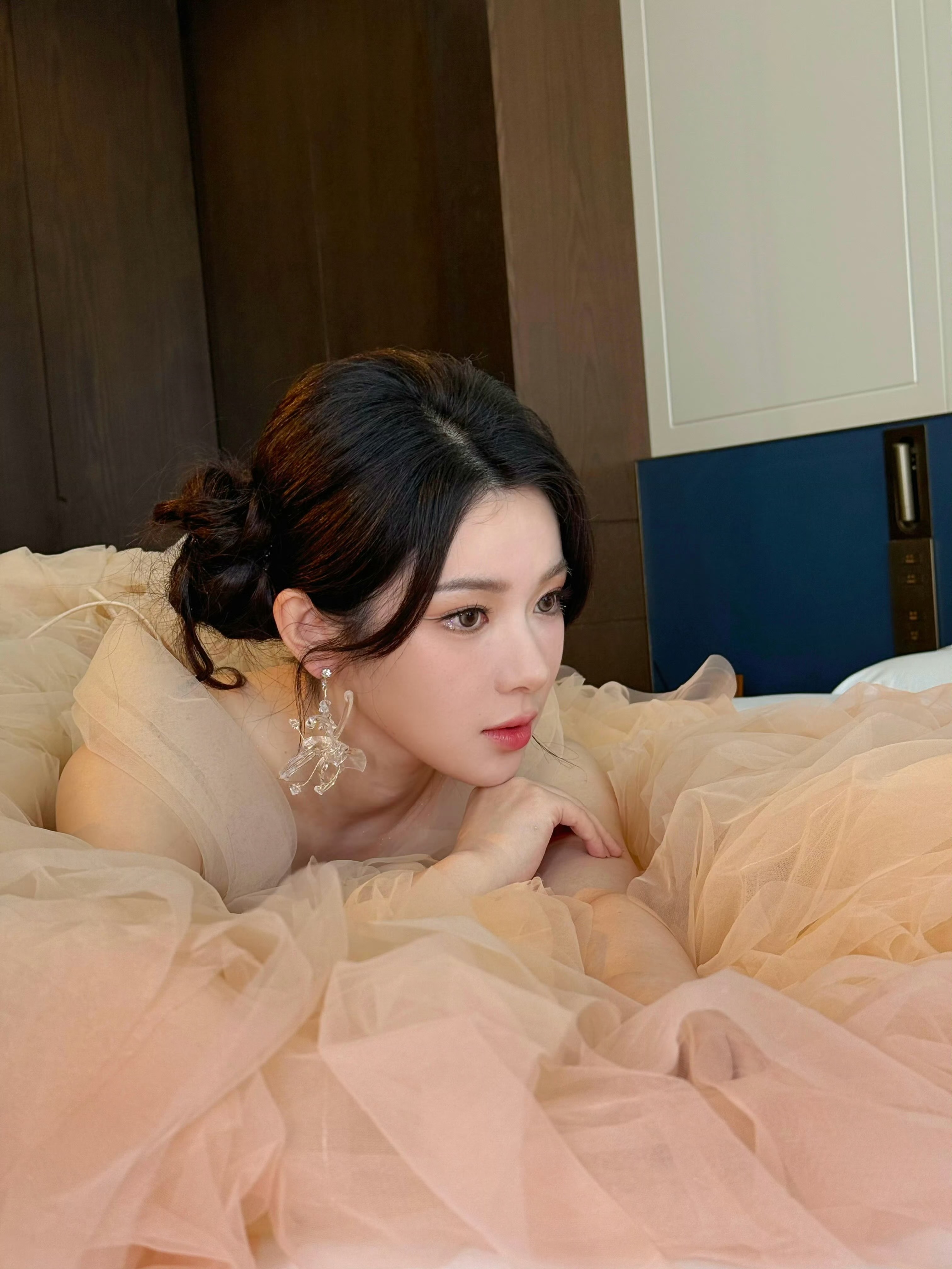 刘夕语首次走红毯大大方方的在横店微短剧之夜，刘夕语的红毯首秀太惊艳了，浅粉纱裙飘