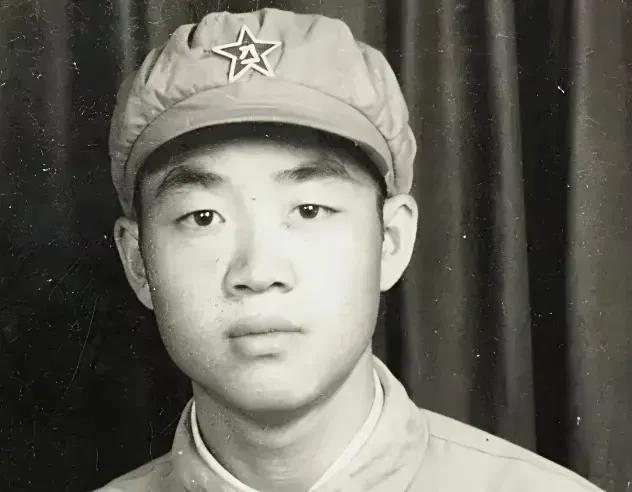 1951年，一个15岁新兵擦大炮，埋头看瞄准镜时，突然发现，敌人阵地上出现一奇怪