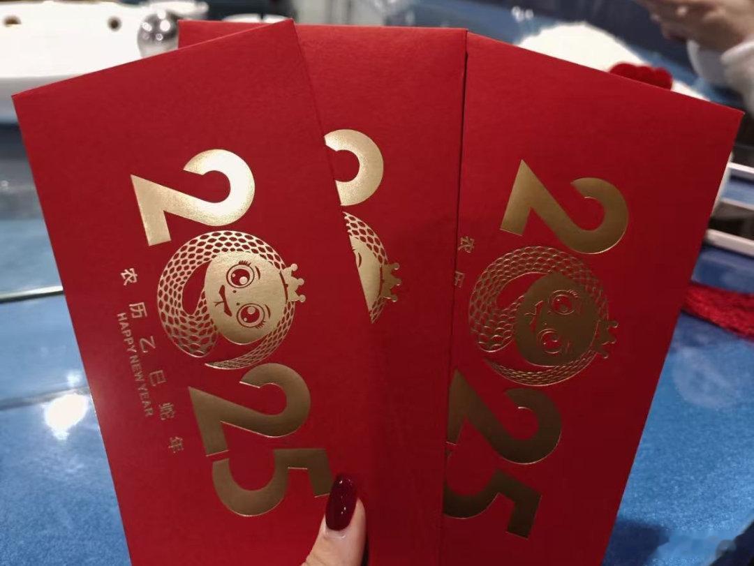 长辈拜年vs00后拜年 小的时候跟着长辈拜年，那可真的是特别的紧张了，现在跟着我